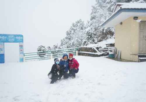 हिउँ खेल्न चन्द्रागिरिमा पर्यटकको लर्काे (फोटो फिचर)