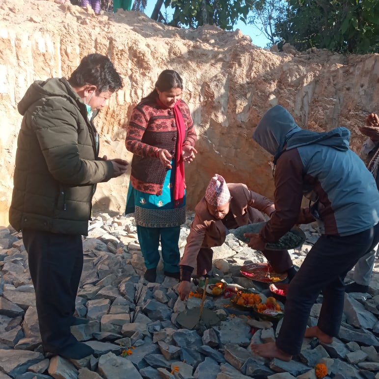 चुलीमा खानेपानी आयोजनाको शिलान्यास,एक घर एक धारो बनाएरै छोड्ने अध्यक्ष कृष्णहरी श्रेष्ठको प्रतिबद्धता