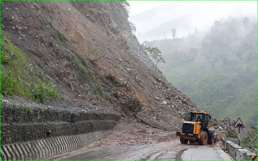 सुक्खा पहिरोका कारण नारायणगढ–मुग्लिन सडक खण्ड ठप्प,अवस्था बुझेर मात्र यात्रा गर्न प्रहरीको आग्रह