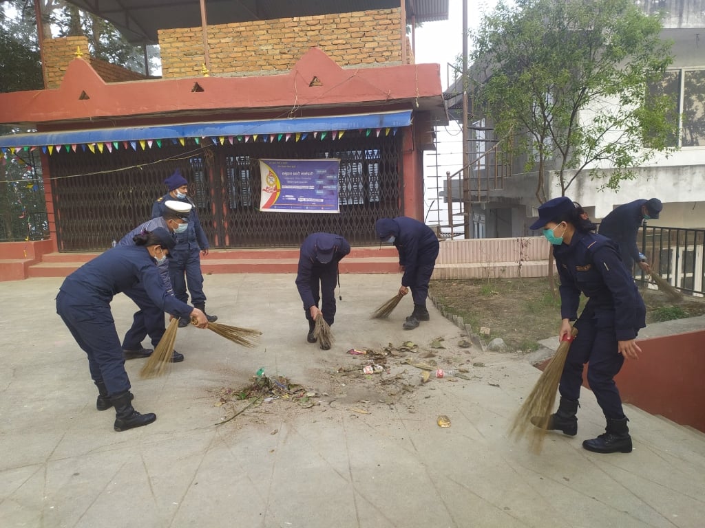 सहिद दिवसको अवसरमा धादिङ प्रहरीद्वारा मन्दिर सरसफाई