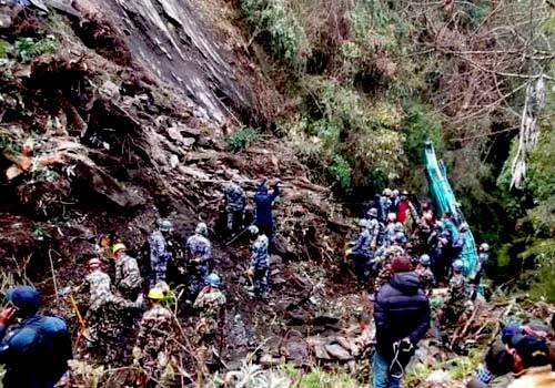 तिप्लिङ पहिरोमा डोजरसँगै पुरिएका २ जनाको शव ३ महिनापछि फेला