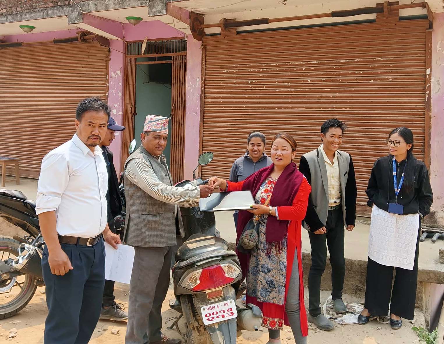 नेत्रावती डबजोङ गाउपालिकाका उपाध्यक्ष तामाङ द्धारा स्कुटर र ल्यापटप फिर्ता