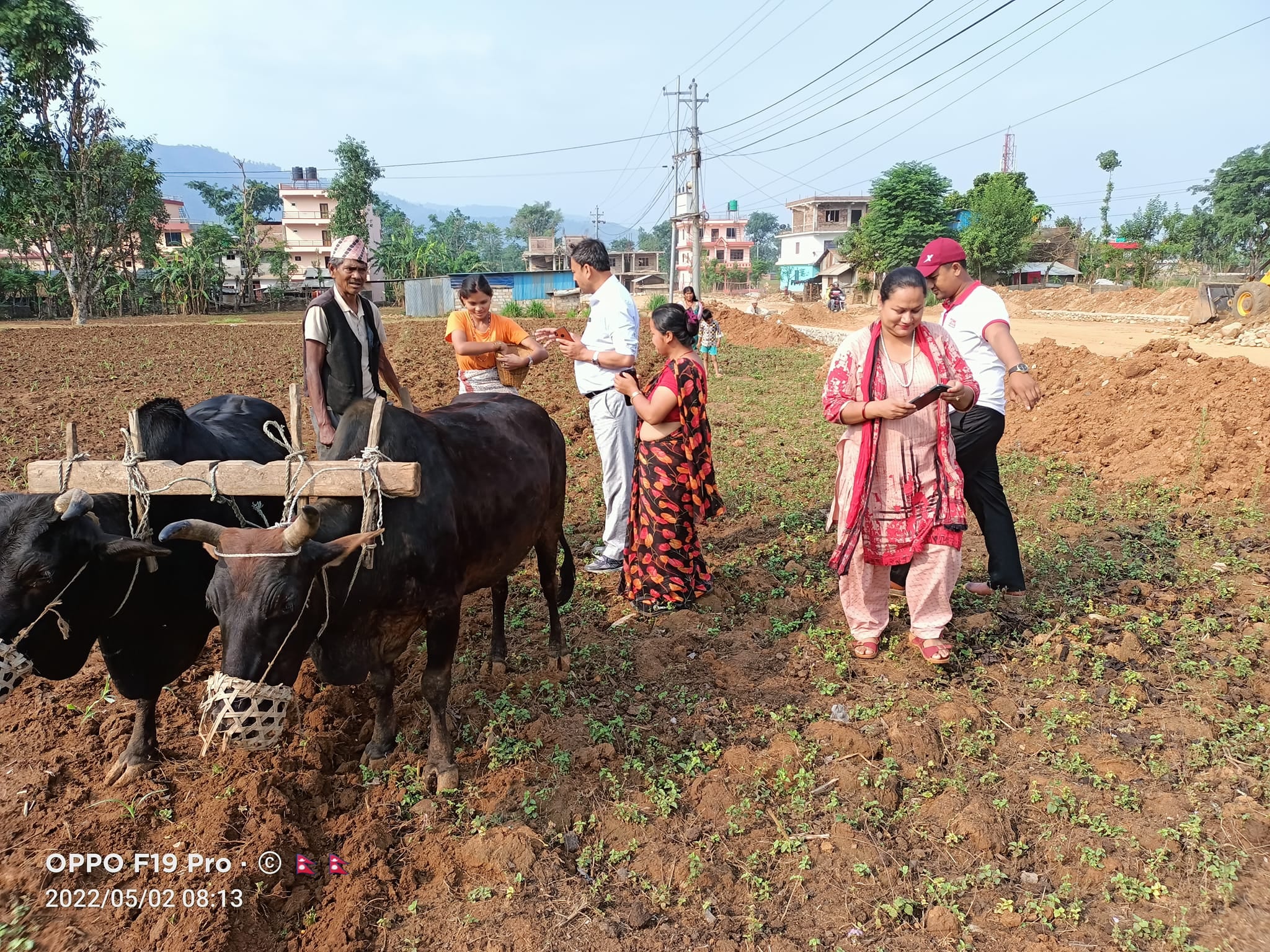 मतदातालाई मतदान गर्न सिकाउँदै गाउँपालिका उपाध्यक्षका उम्मेदवार कुमाल