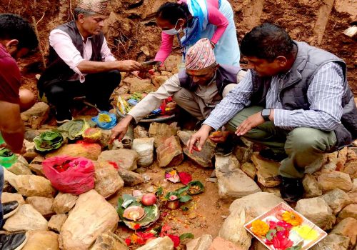 मैदी सातदोबाटोमा १५ शैयाको पालिका स्तरिय अस्पतालको शिलान्यास