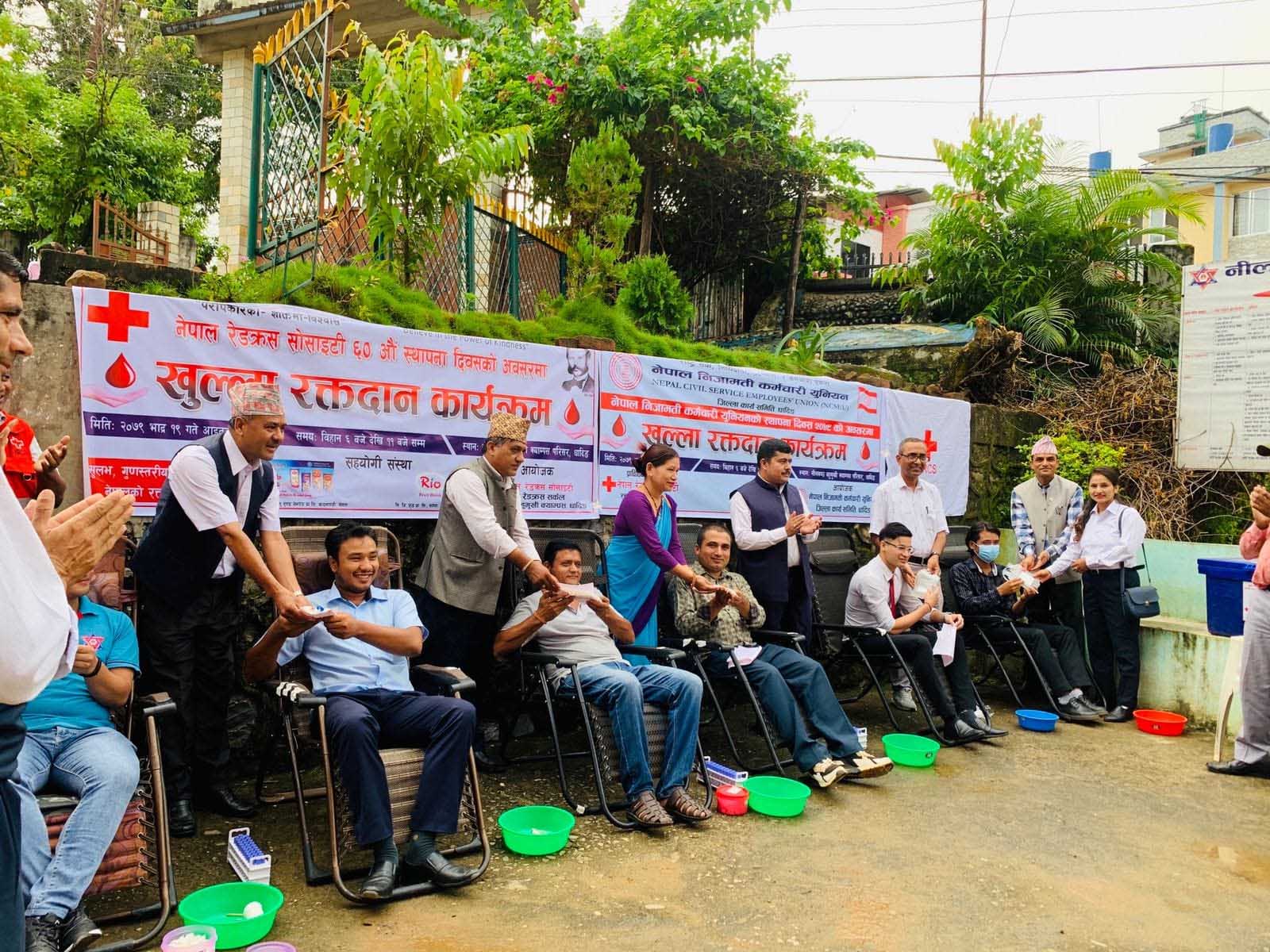 रेडक्रस र निजामती कर्मचारी युनियनको स्थापना दिवसमा १०७ जनाले गरे रक्तदान