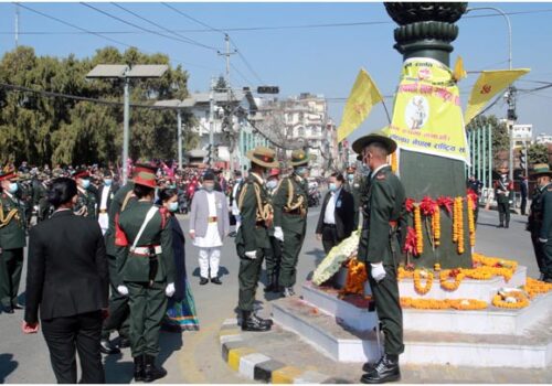 राष्ट्रपति भण्डारीद्वारा पृथ्वीनारायण शाहको सालिकमा पुष्पहार अर्पण