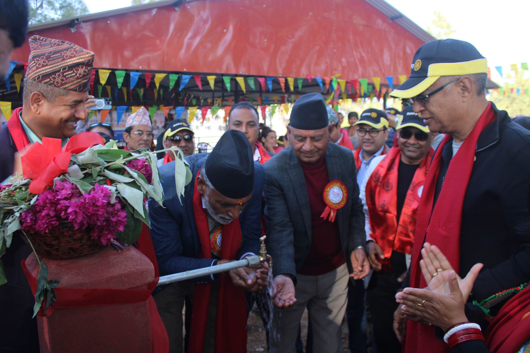 घरघरमा पानिको धारा आएपछि ढोलाबासीमा खुसियाली, नागरिकहरु भन्छ्न, “बर्षौदेखीको सपना पुरा भयो”