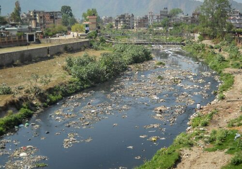 वाग्मती नदी किनारमा फोहर फाल्नेलाई जरिवाना