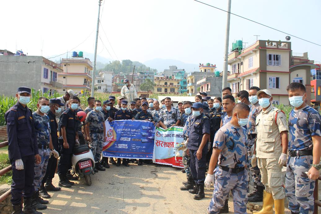 प्रहरी कार्यालय धादिङद्धारा अरुण खोला लगायत सार्वजनिक स्थानमा सरसफाइ