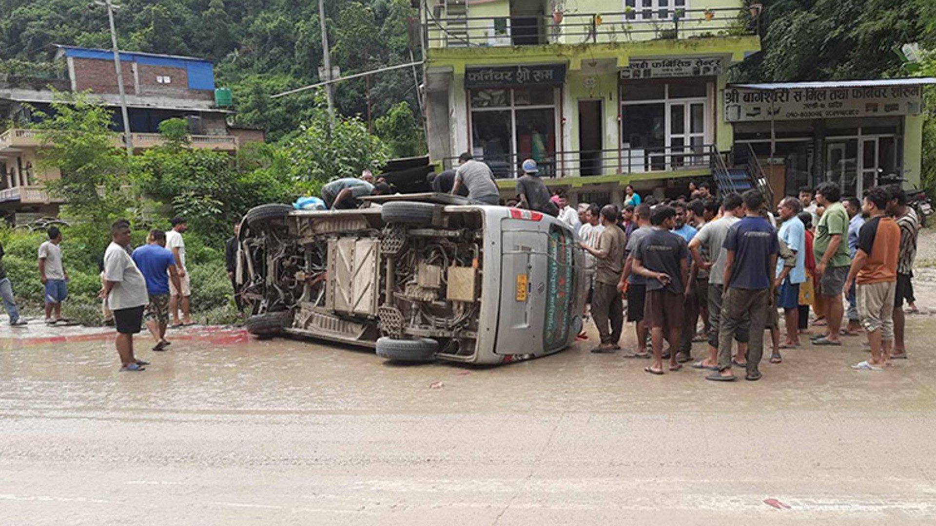 धादिङमा माइक्रो बस दुर्घटना हुँदा १५ जना घाइते